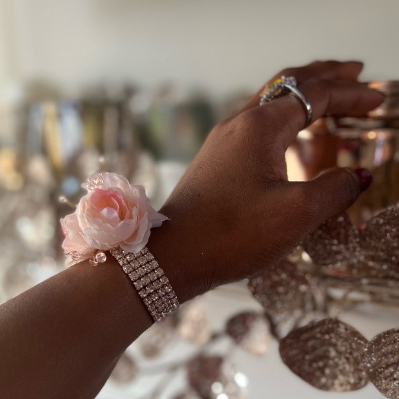 “Regal” Pink Floral Stretch Bracelet - Picture 6 of 8